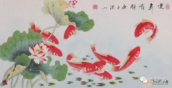 客厅挂画：客厅里该挂啥吉利招财转运画？好寓意花鸟画挂家旺旺运，荷花九鱼图，花开富贵牡丹图，福寿延年松鹤图，富贵吉祥孔雀图