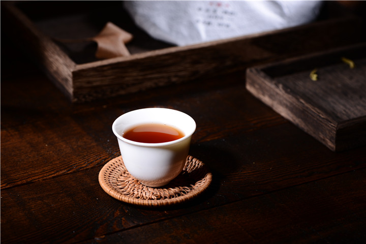茶叶中对人体最保健，最有效的物质是茶多酚，咖啡碱，茶氨酸
