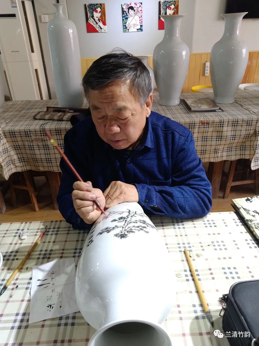 淄博桢寅堂邀请书法家吕奉文先生创作瓷瓶书画作品
