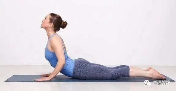 刘雪莹：推荐四个简单瘦腰的瑜伽体式动作