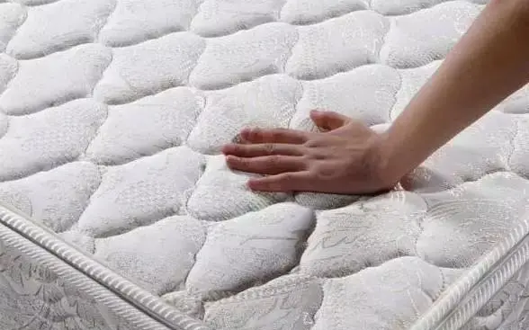 如何去除床垫上的异味？有效去除床垫异味的实用指南